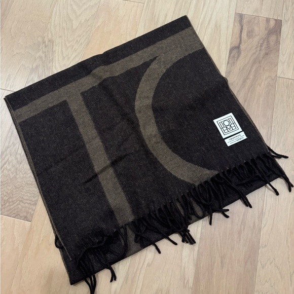 Toteme wool anagram scarf. nwot - Picture 2 of 4